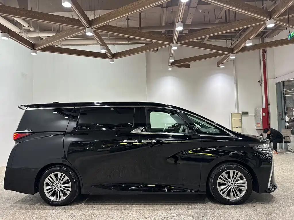 Toyota Alphard — фото 7