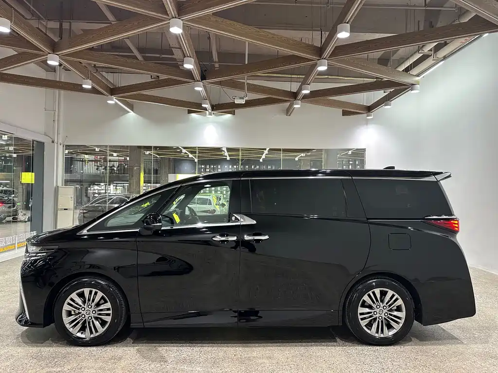 Toyota Alphard — фото 8