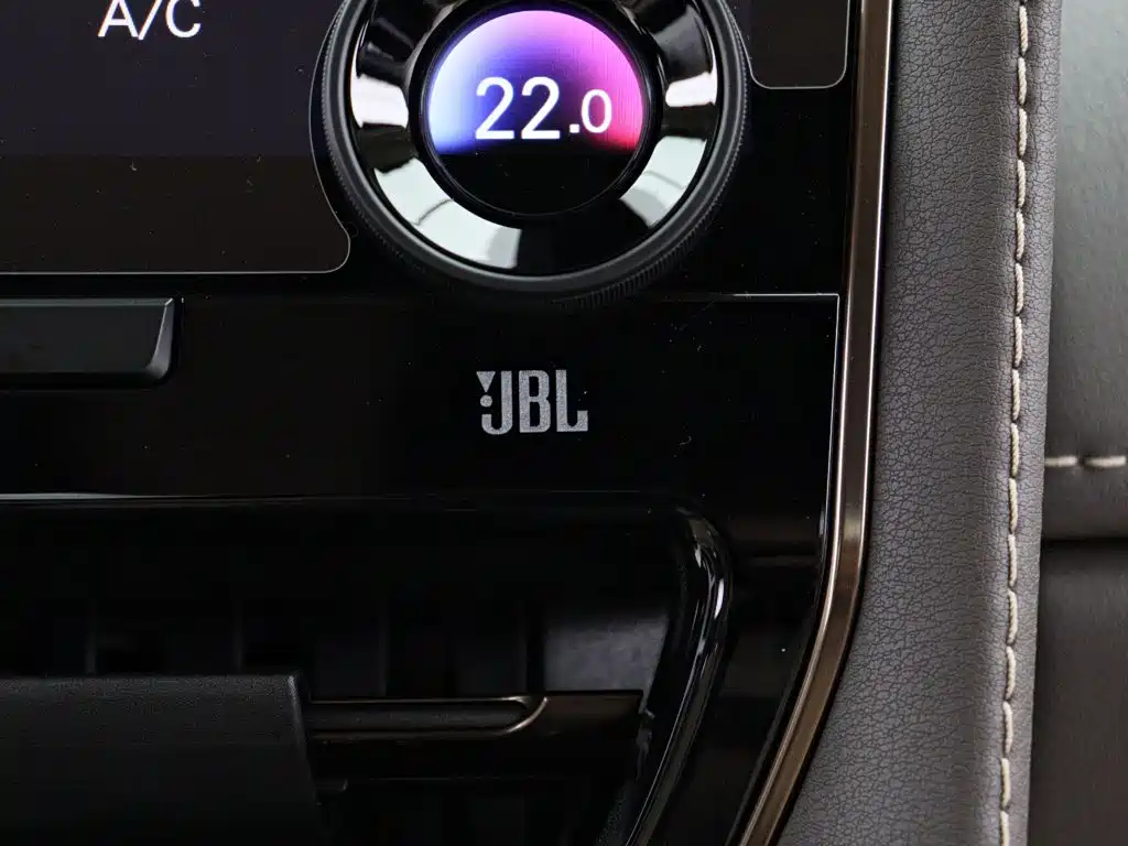 Toyota Alphard — фото 19