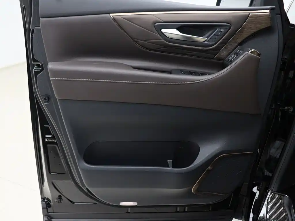 Toyota Alphard — фото 4