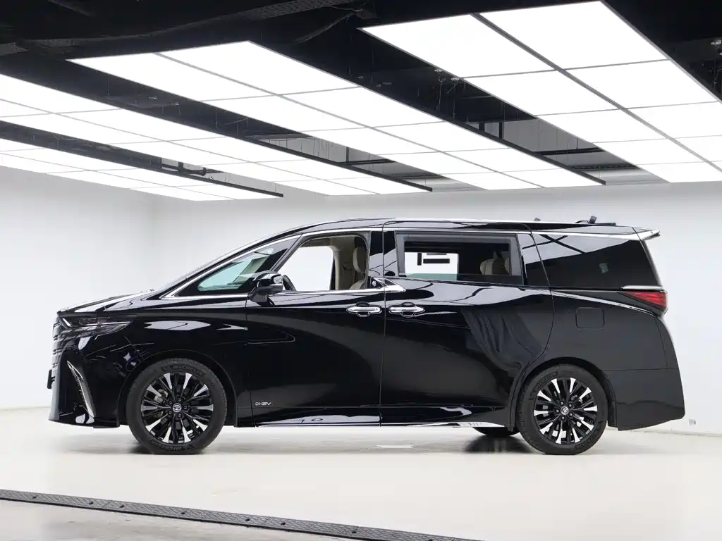 Toyota Alphard — фото 35