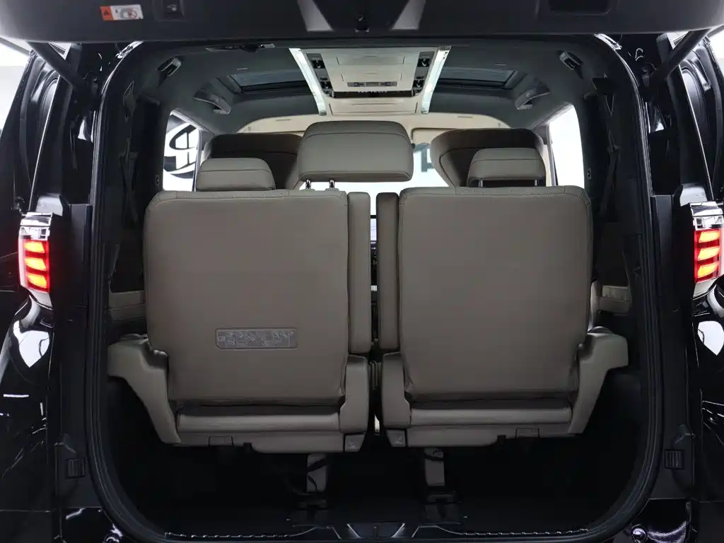 Toyota Alphard — фото 9