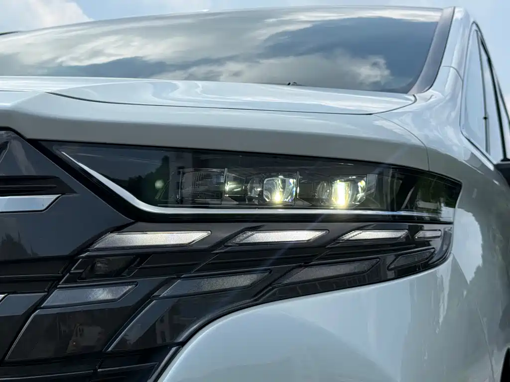 Toyota Alphard — фото 4