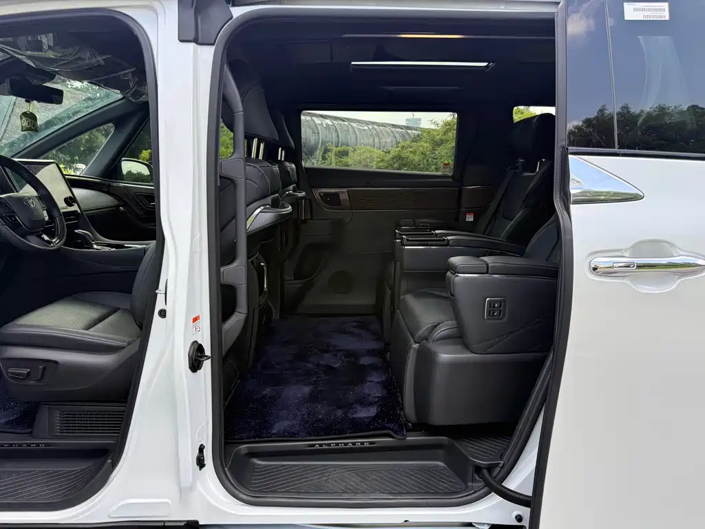 Toyota Alphard — фото 6