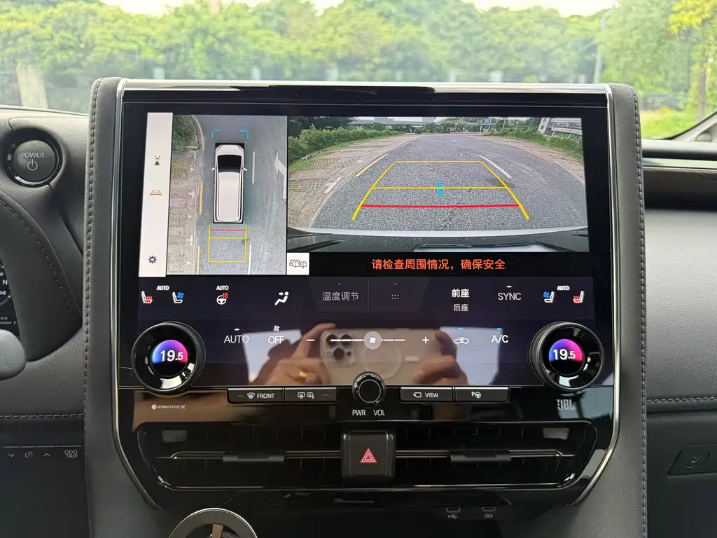 Toyota Alphard — фото 8
