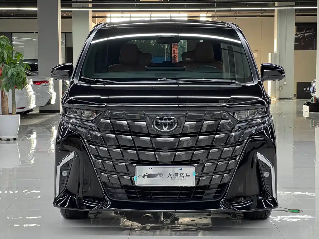 Toyota Alphard — фото 2