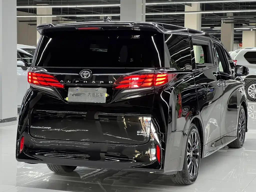 Toyota Alphard — фото 4