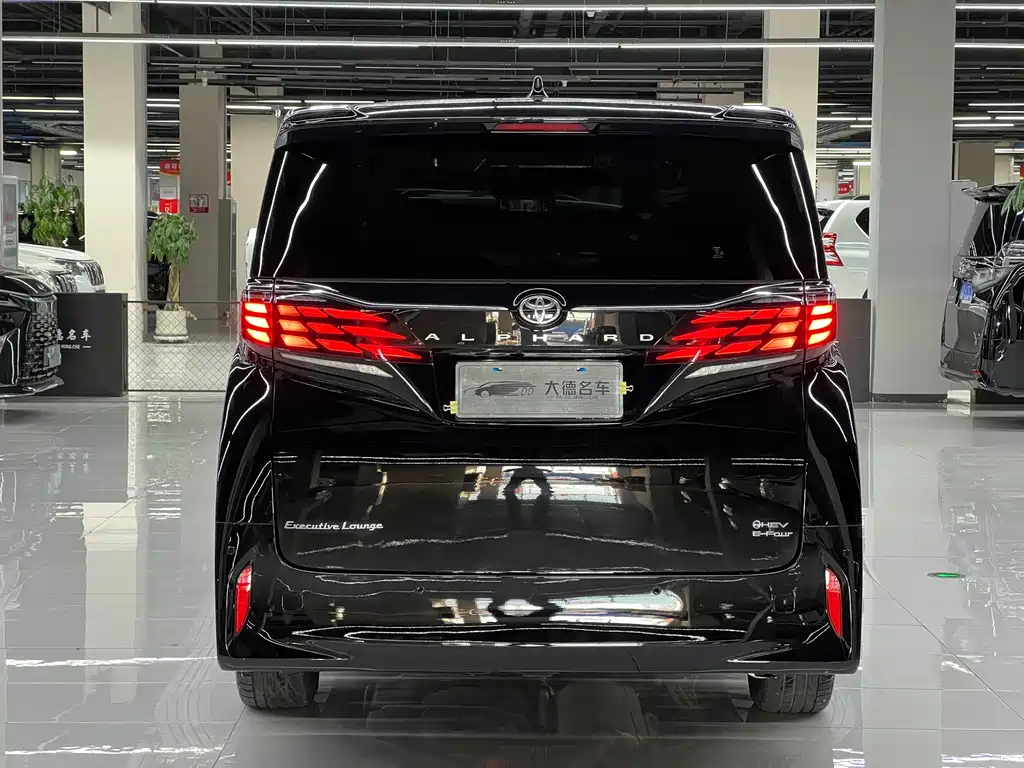 Toyota Alphard — фото 5