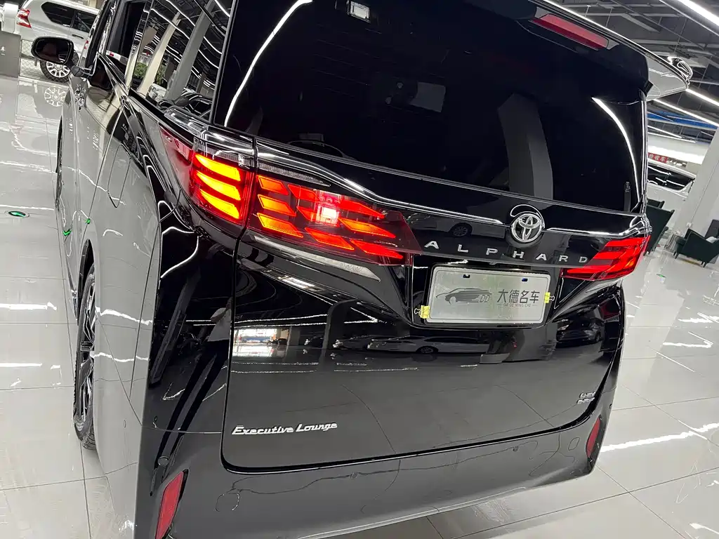 Toyota Alphard — фото 7