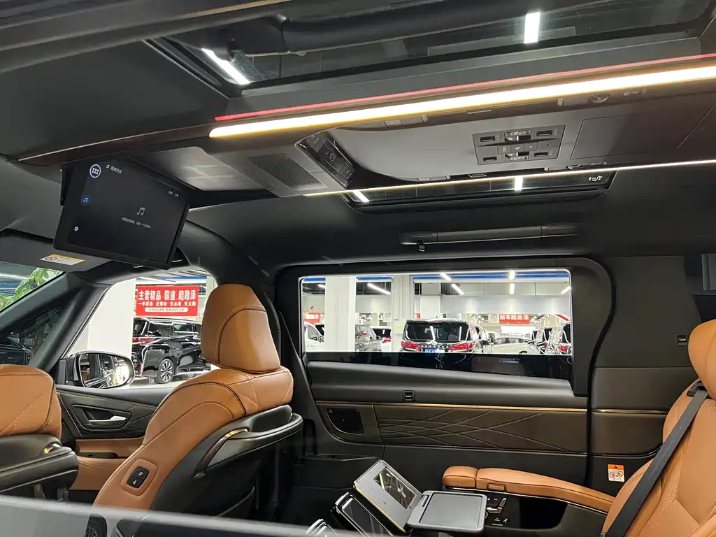 Toyota Alphard — фото 10