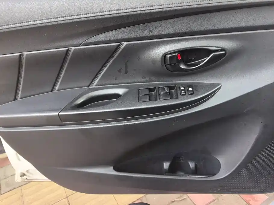 Toyota Yaris L — фото 7