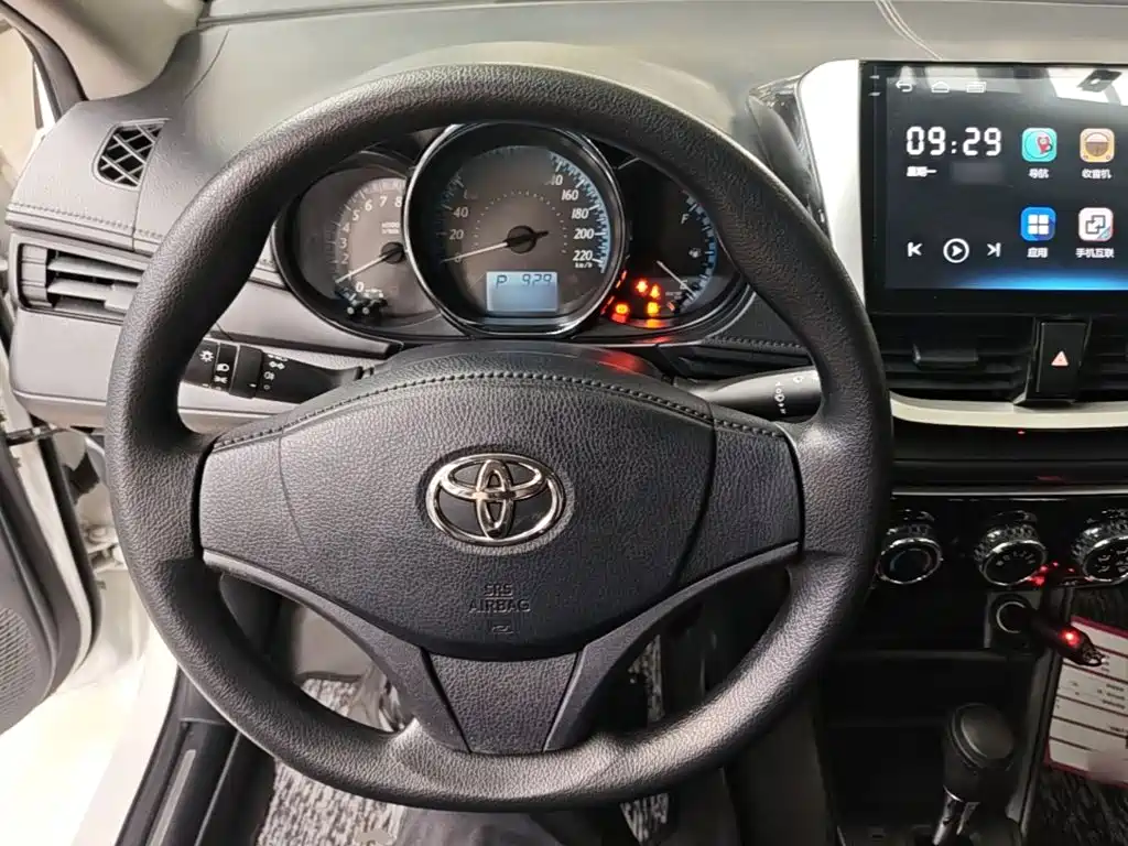 Toyota Yaris L — фото 11