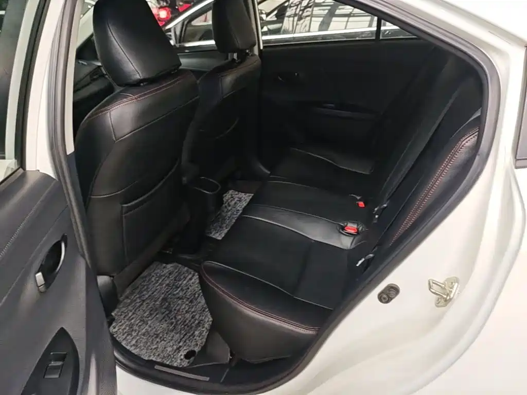 Toyota Yaris L — фото 17