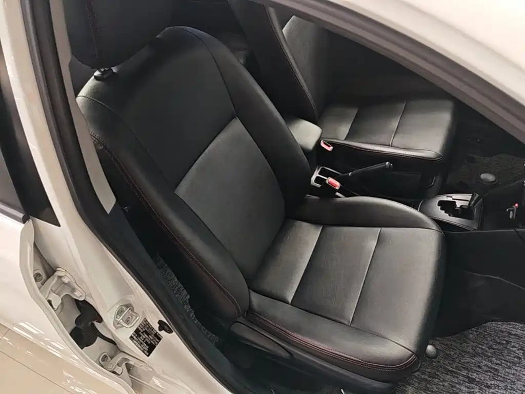 Toyota Yaris L — фото 25