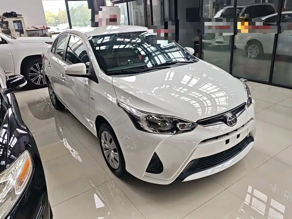 Toyota Yaris L — фото 4