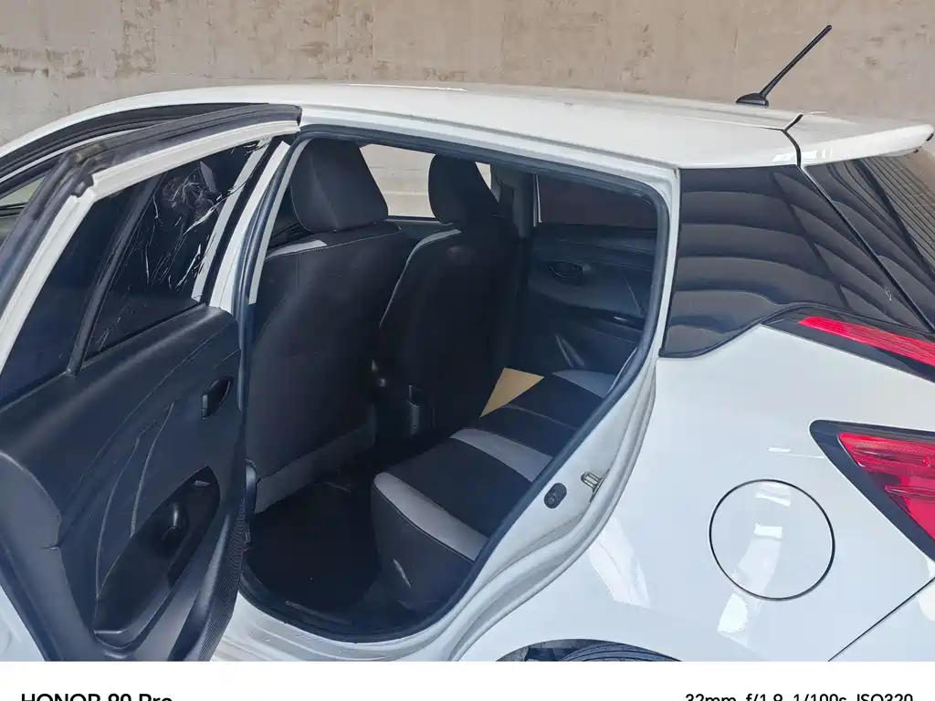 Toyota Yaris L — фото 4
