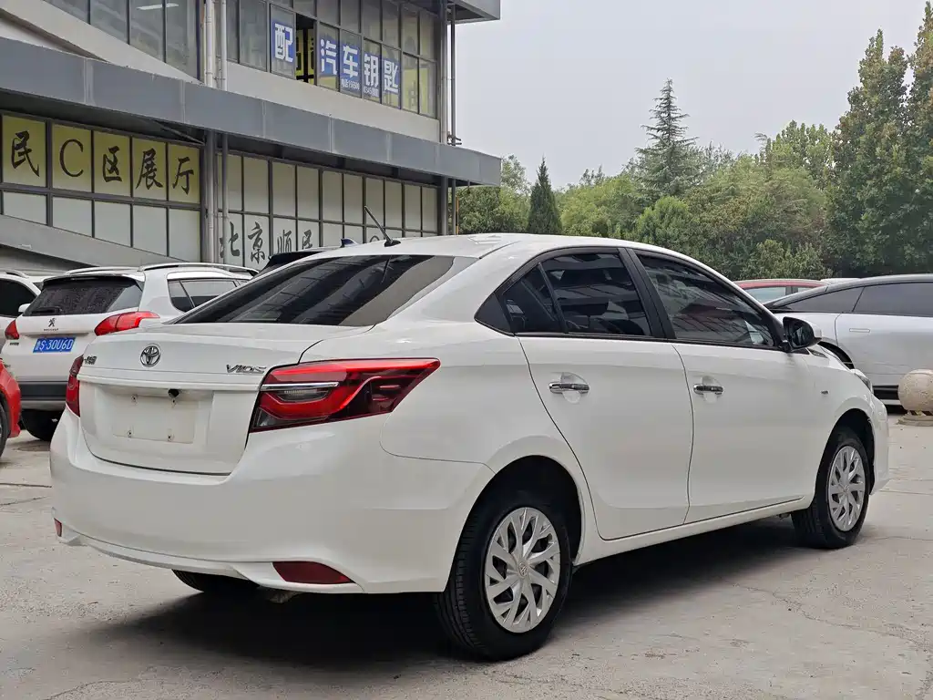 Toyota Vios — фото 4