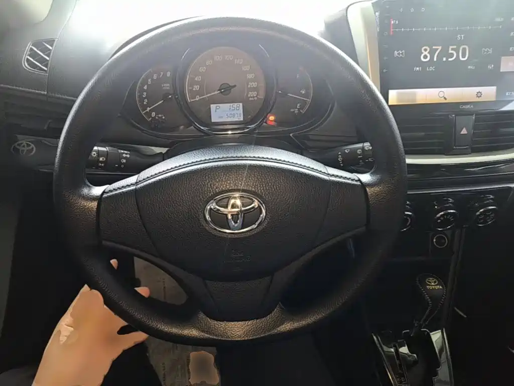 Toyota Yaris L — фото 11
