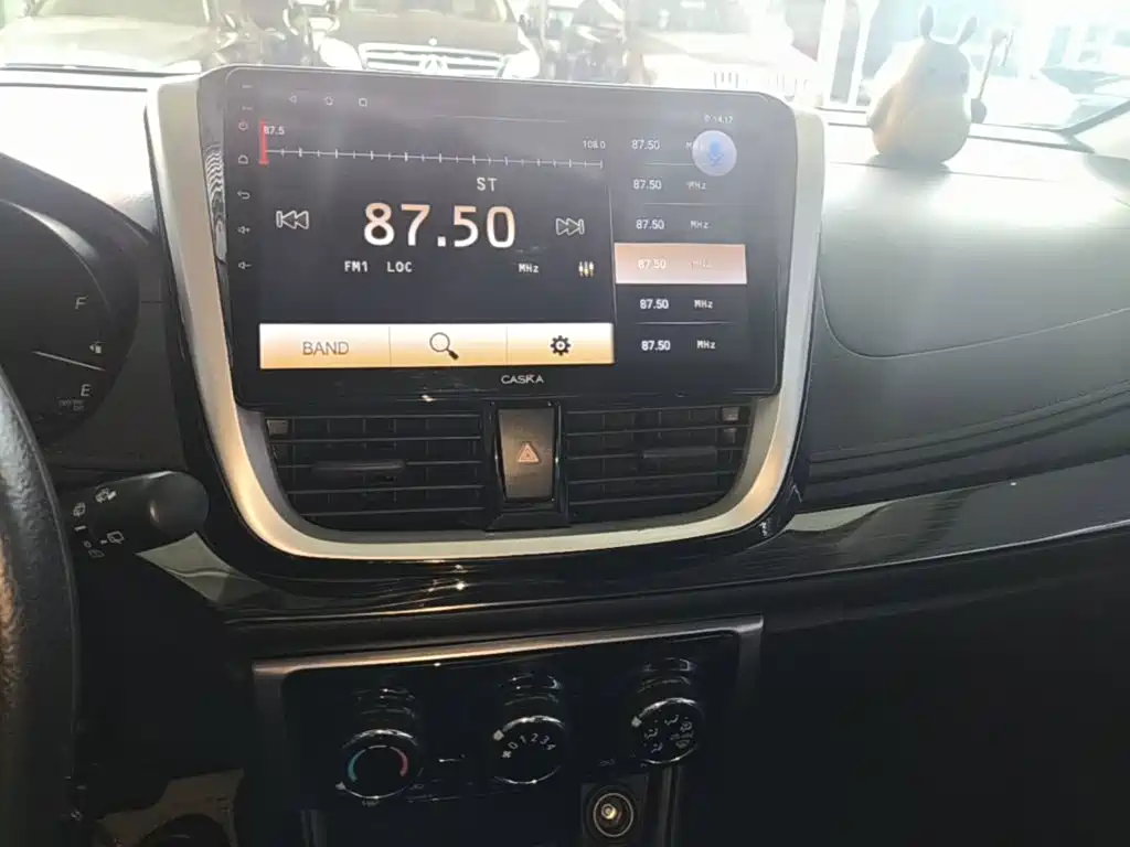 Toyota Yaris L — фото 13