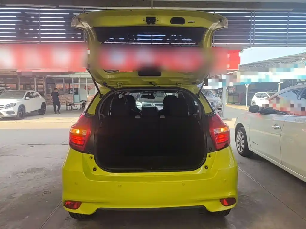 Toyota Yaris L — фото 19