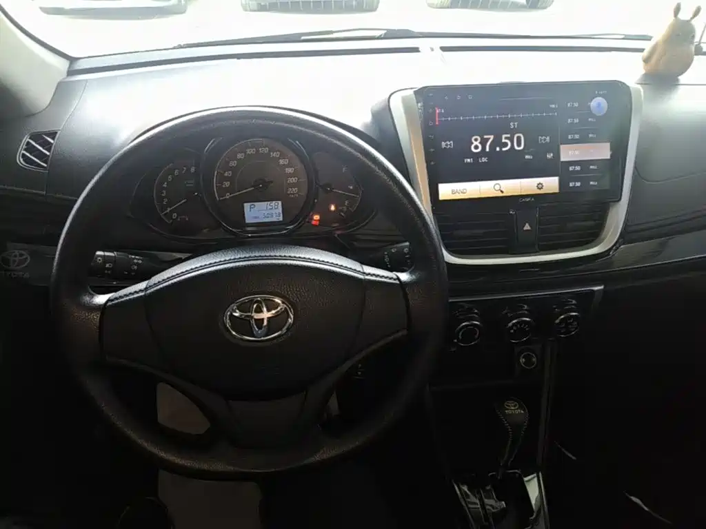 Toyota Yaris L — фото 10