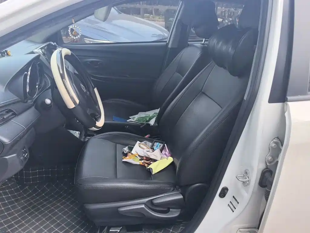 Toyota Yaris L — фото 11