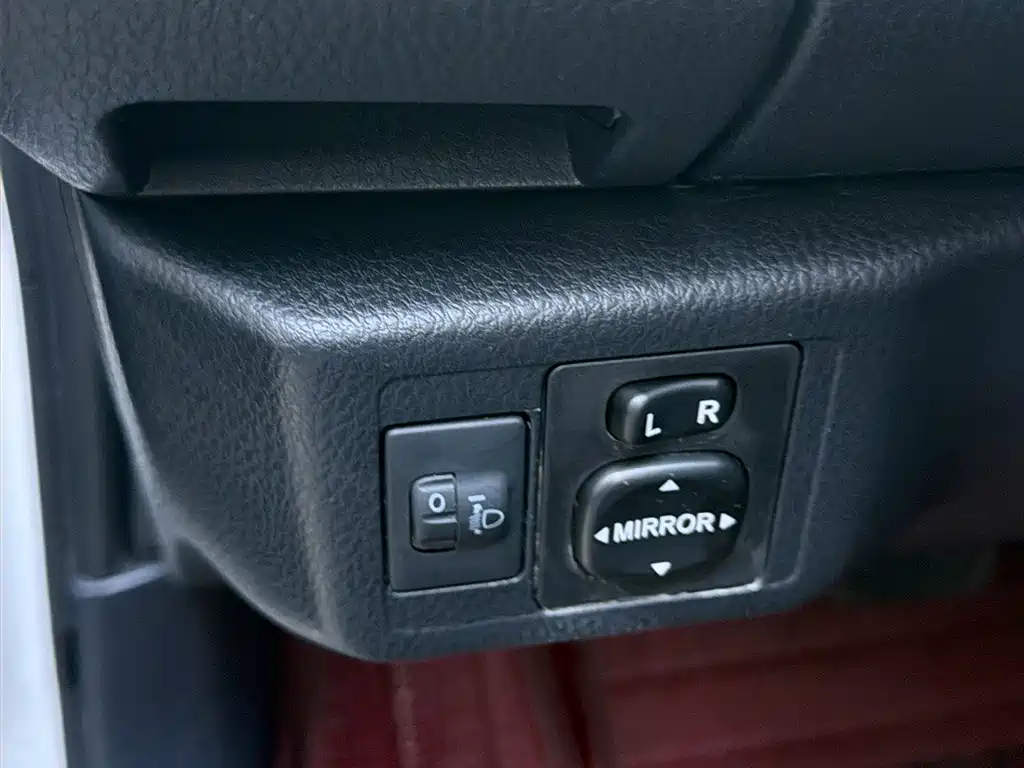 Toyota Yaris L — фото 18