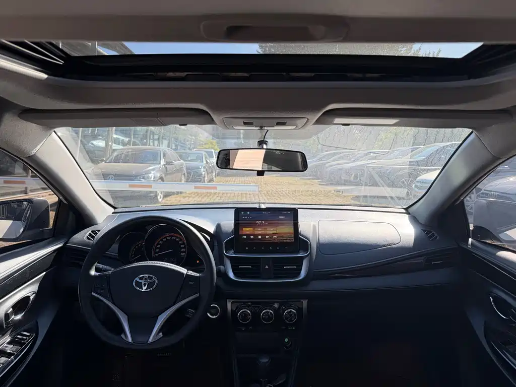 Toyota Yaris L — фото 4