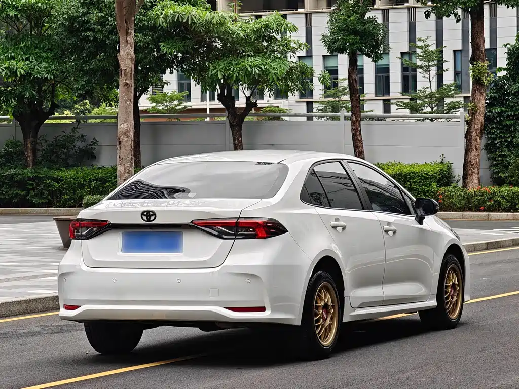 Toyota Corolla — фото 10