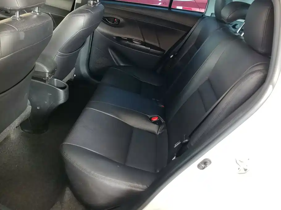 Toyota Yaris L — фото 11