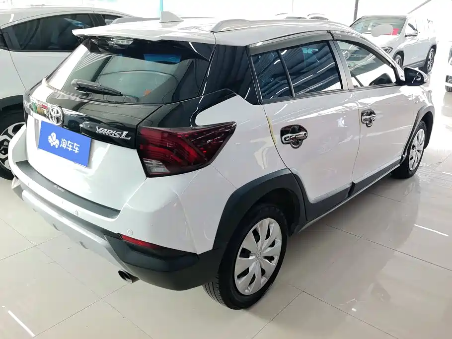 Toyota Yaris L — фото 3