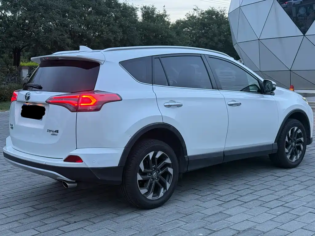 Toyota RAV4 — фото 4