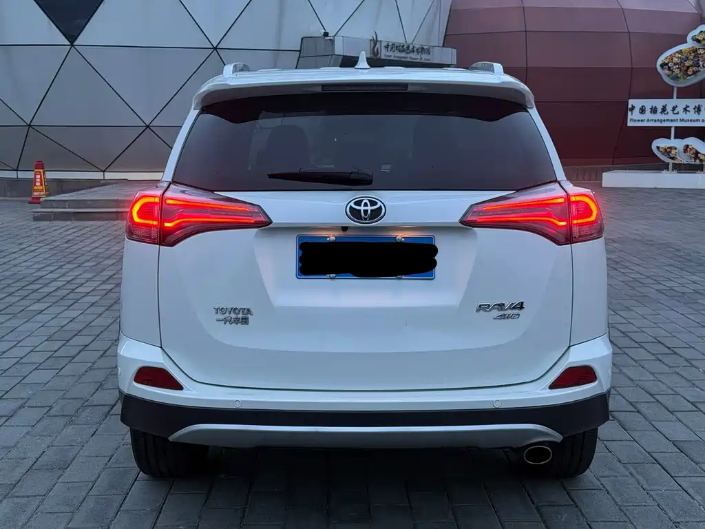 Toyota RAV4 — фото 5