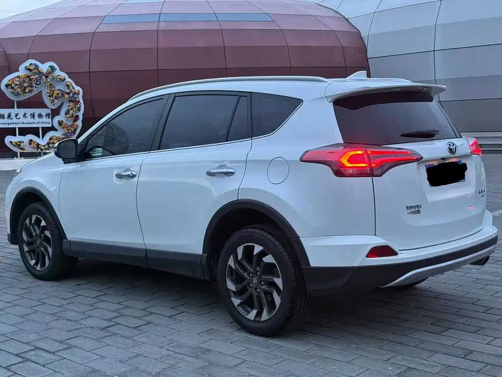 Toyota RAV4 — фото 6