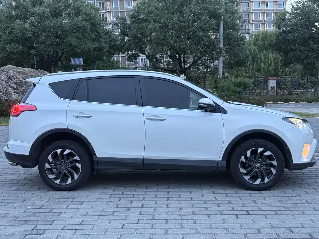 Toyota RAV4 — фото 8