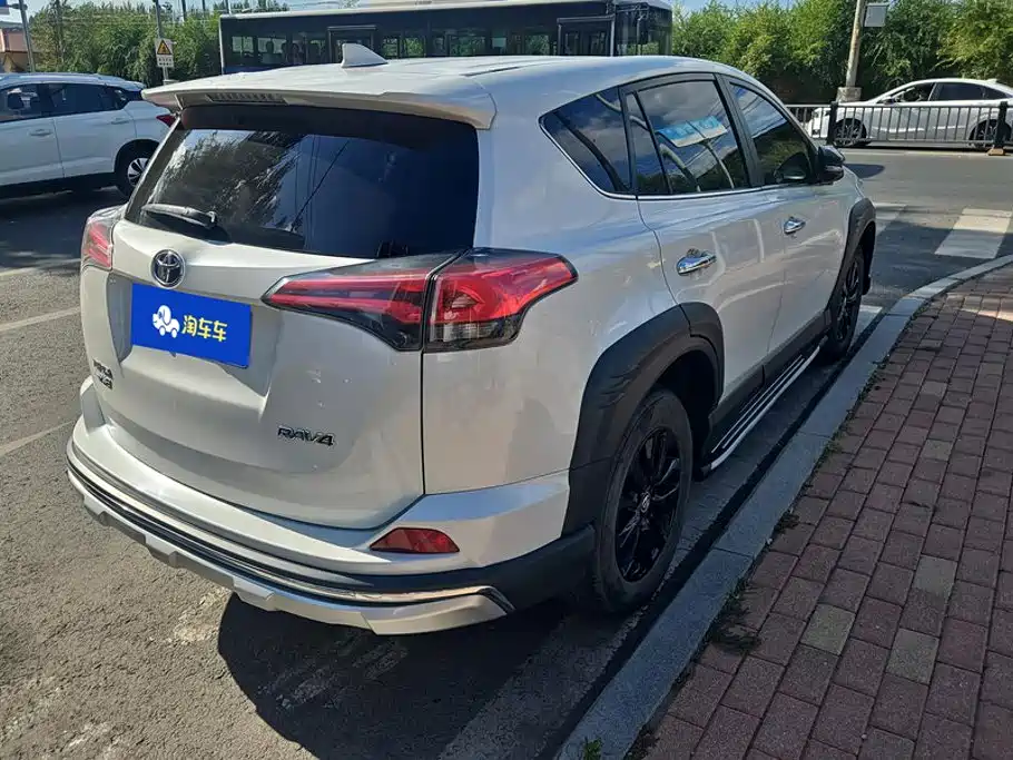 Toyota RAV4 — фото 3