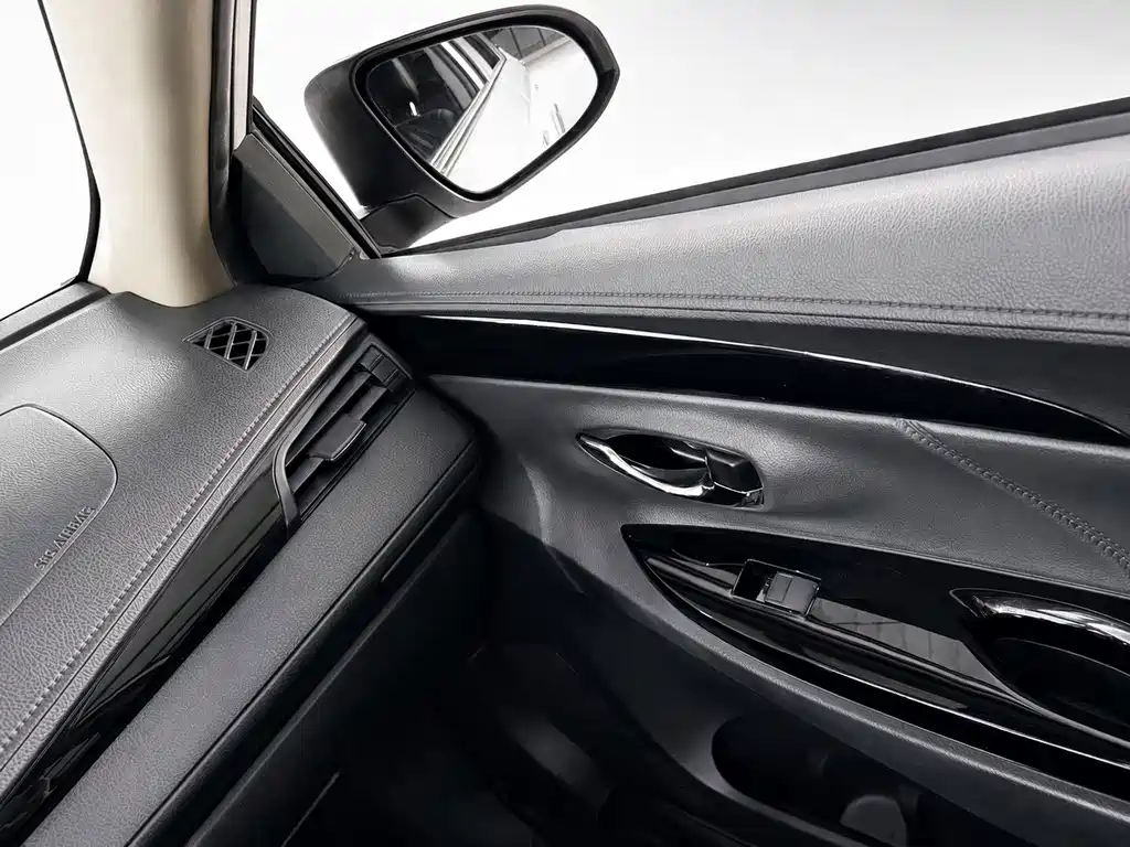 Toyota Yaris L — фото 14