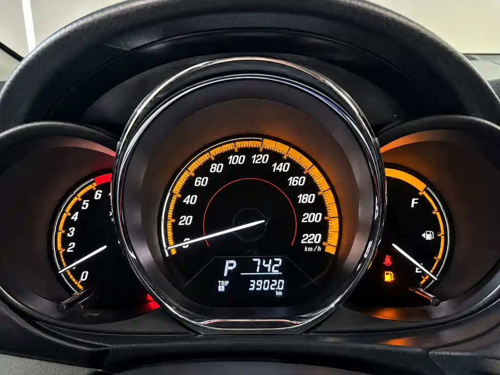 Toyota Yaris L — фото 18
