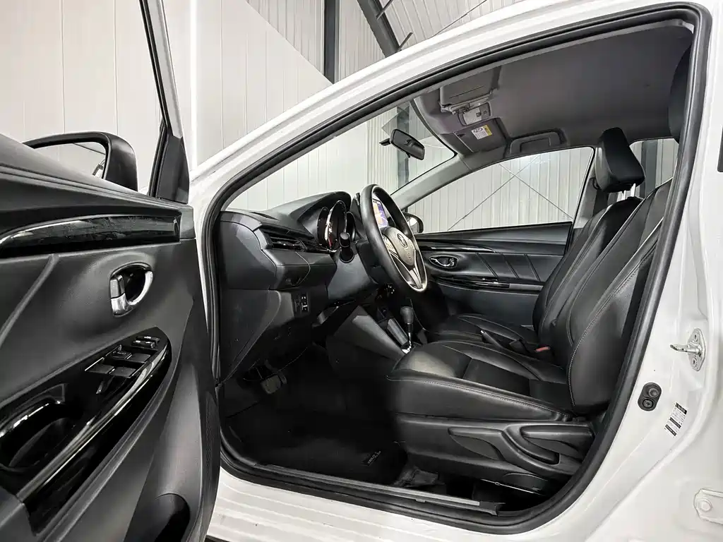 Toyota Yaris L — фото 19