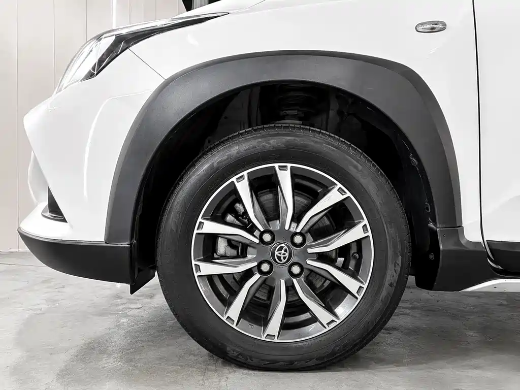 Toyota Yaris L — фото 20