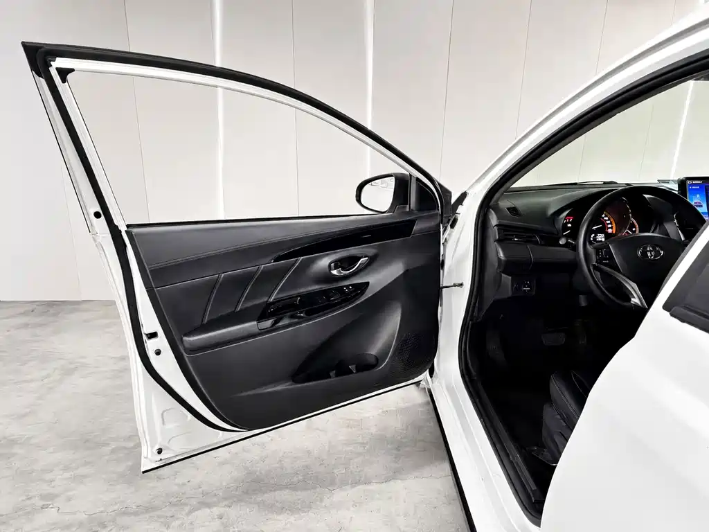Toyota Yaris L — фото 21