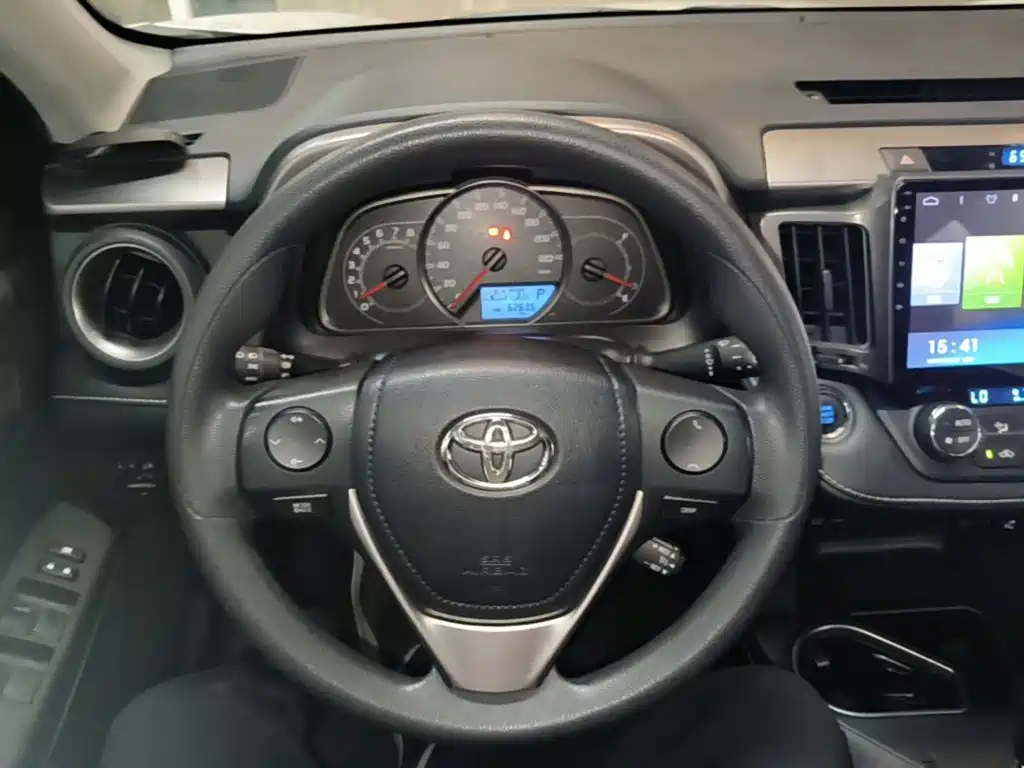 Toyota RAV4 — фото 11