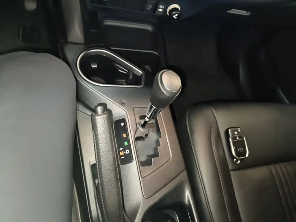 Toyota RAV4 — фото 14