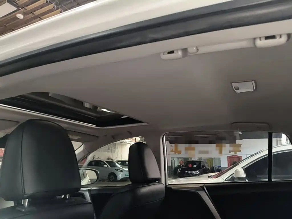 Toyota RAV4 — фото 18