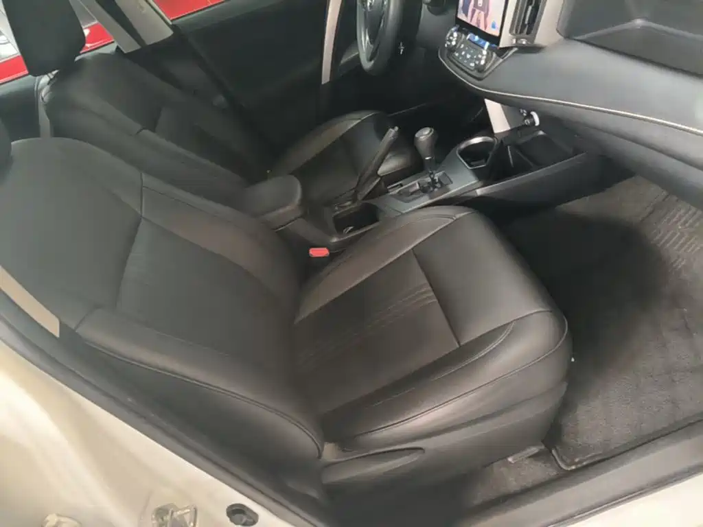 Toyota RAV4 — фото 25