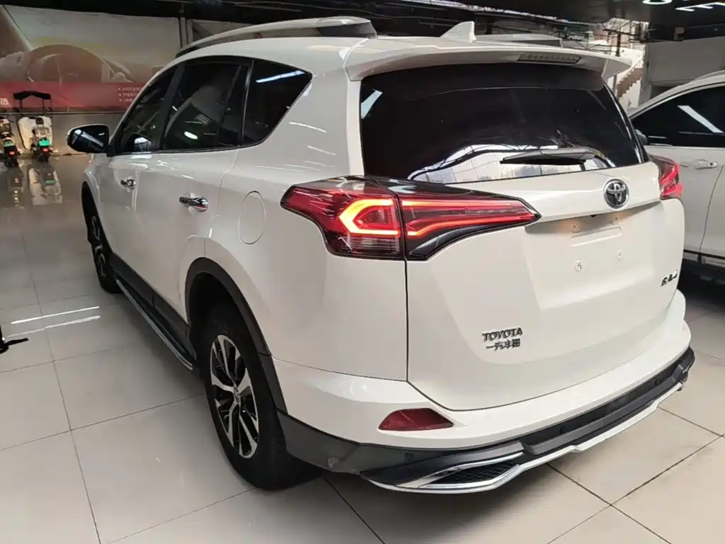 Toyota RAV4 — фото 5