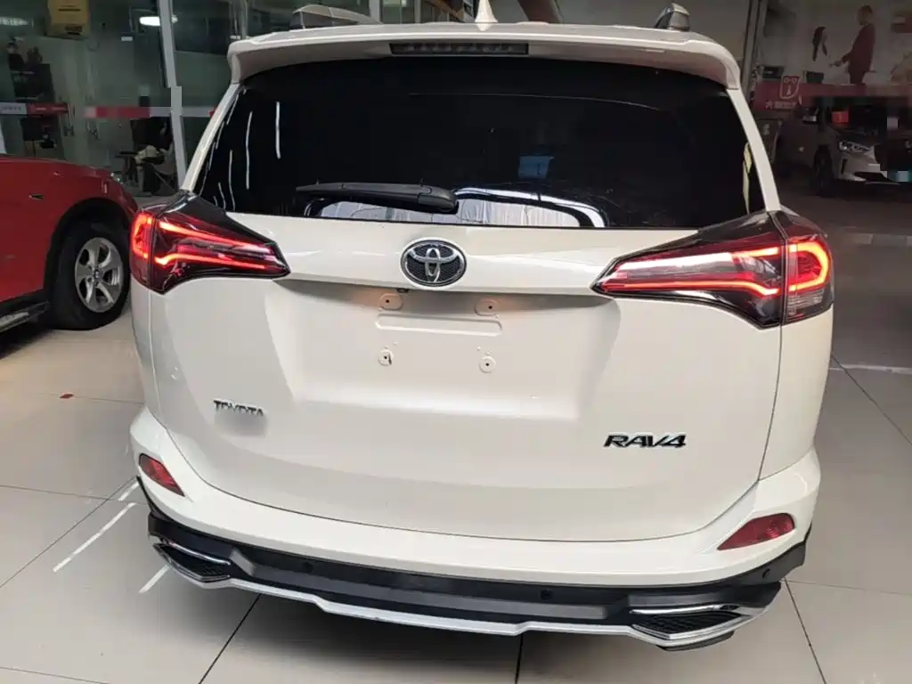 Toyota RAV4 — фото 6