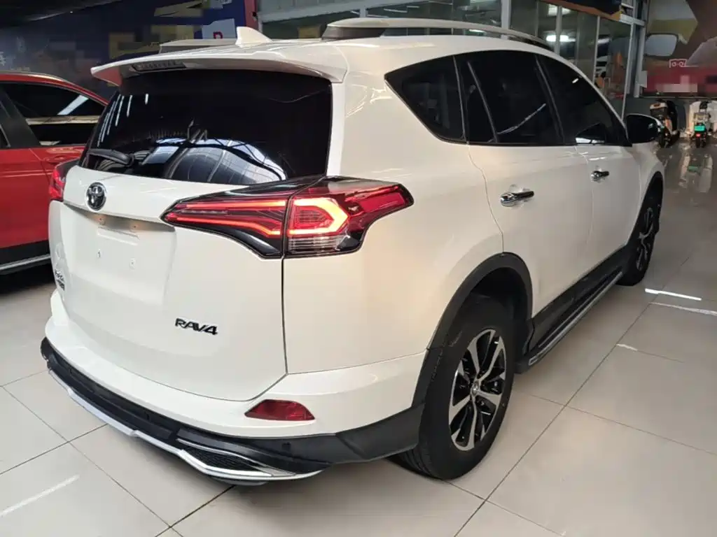 Toyota RAV4 — фото 7