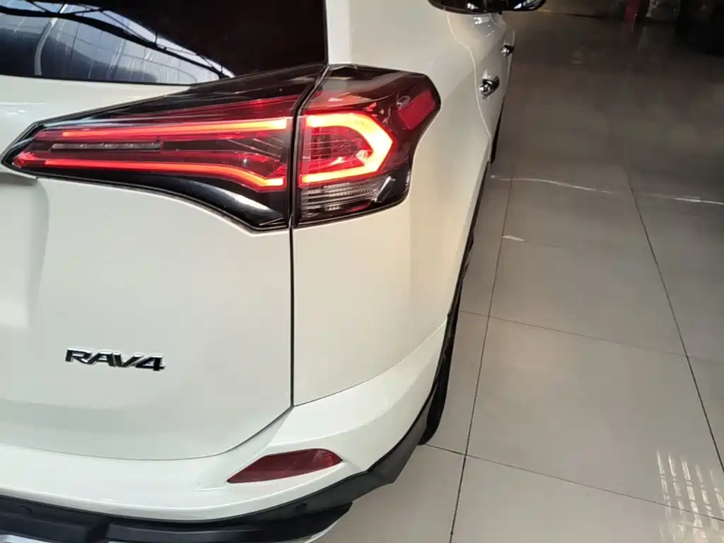 Toyota RAV4 — фото 8