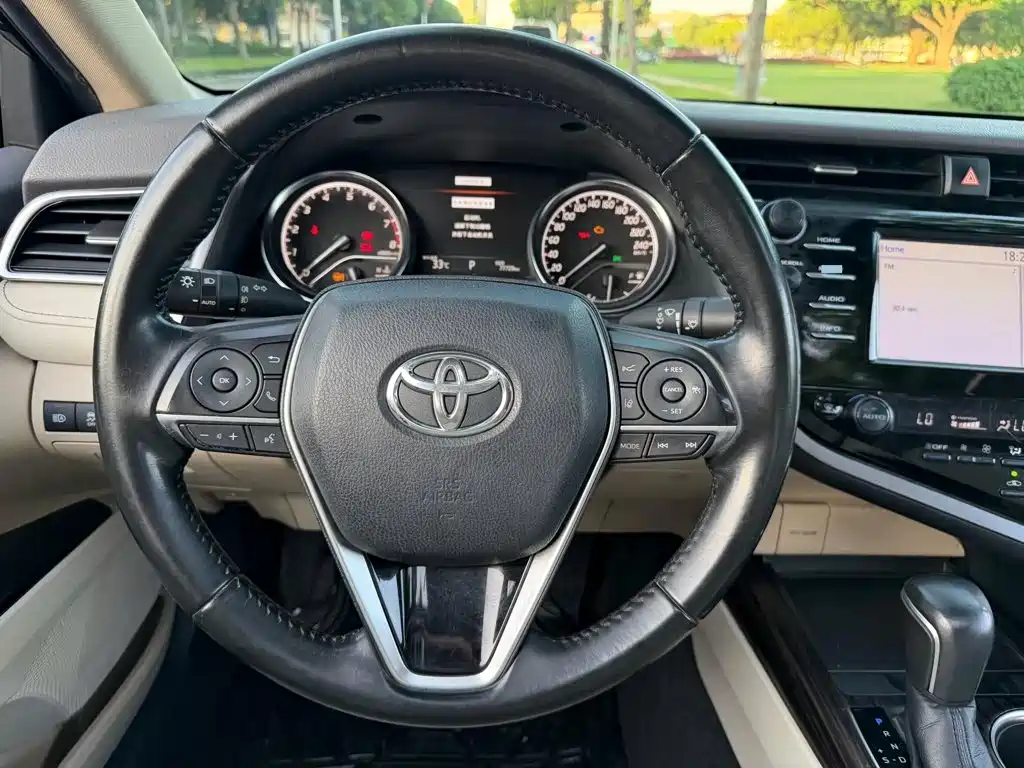 Toyota Camry — фото 4
